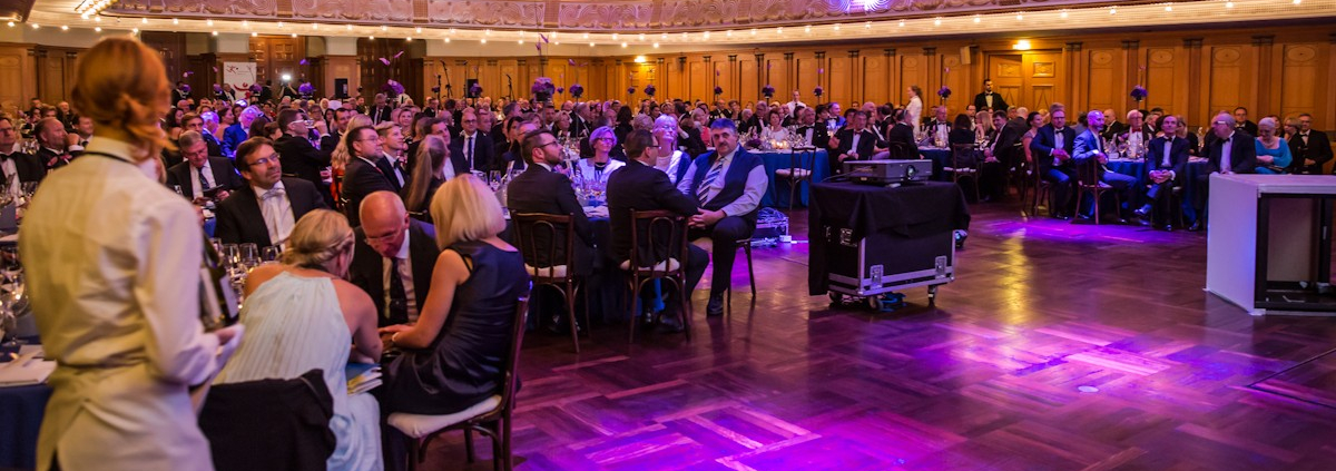 Business Event mit leerer Tanzfläche und sitzenden Gästen – Beispiel für fehlende Eventdramaturgie