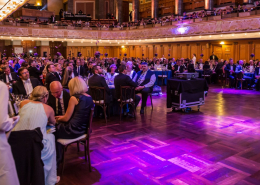 Business Event mit leerer Tanzfläche und sitzenden Gästen – Beispiel für fehlende Eventdramaturgie