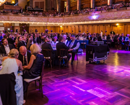 Business Event mit leerer Tanzfläche und sitzenden Gästen – Beispiel für fehlende Eventdramaturgie